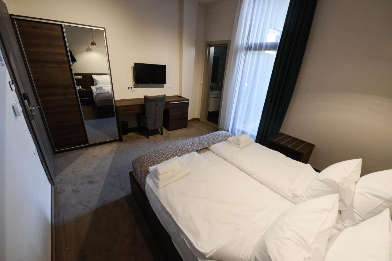 Hotel Cara 28 スコピエ エクステリア 写真