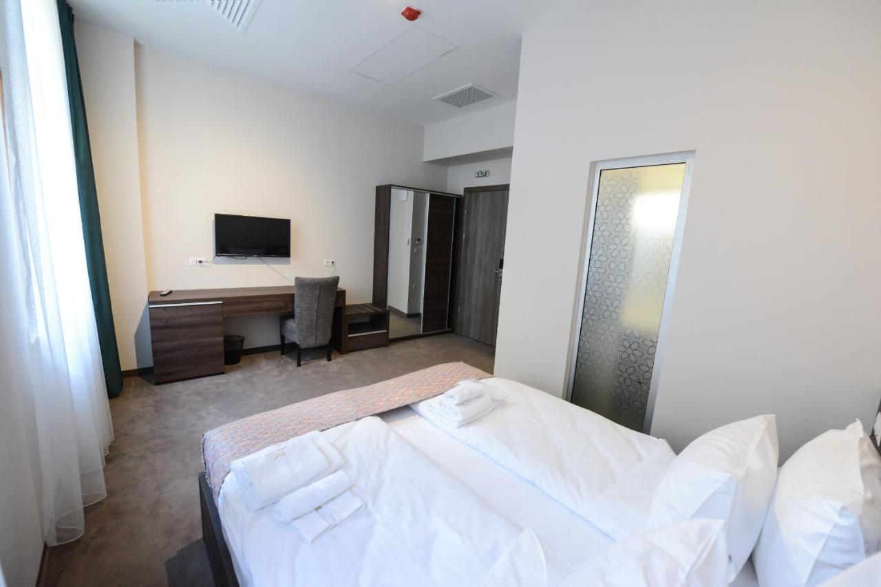 Hotel Cara 28 スコピエ エクステリア 写真